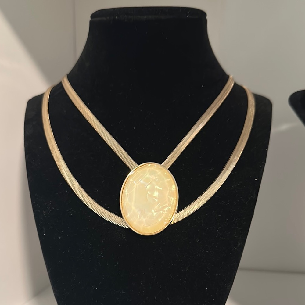 Elegant Gold Color Pendant Necklace